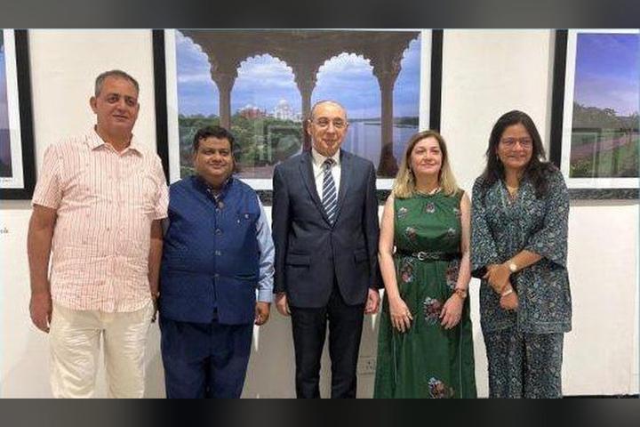 Dignitaries at an art exhibition