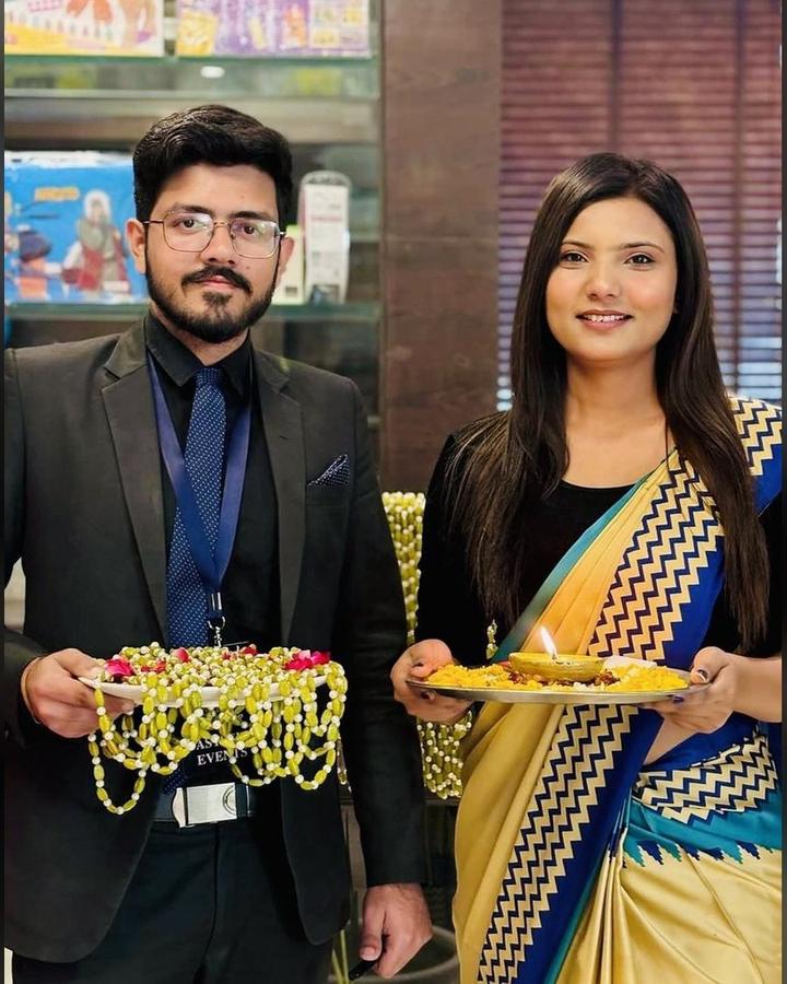 Hosts carrying varmala garland trays